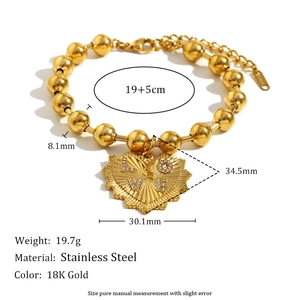 Dettaglio del bracciale in acciaio 18K con perline e ciondolo cuore LOVE e misure