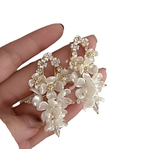 Elegant silver needle shell flower earrings with zircon tassels and pearl luster finish