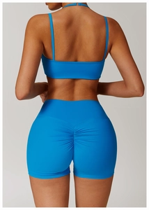 Vue détaillée du short de yoga bleu taille haute avec effet push-up fessier froncé