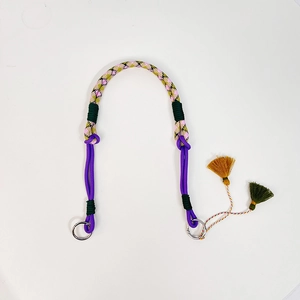 Correa ajustable de nailon tejido de colores con borlas decorativas y anillas de metal