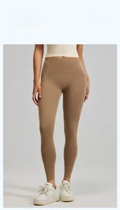 Détail du legging de yoga sans couture taille haute marron montrant la coupe ajustée