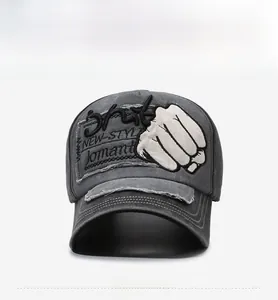 Vue de face de la casquette grise délavée avec broderie poing et bords effilochés