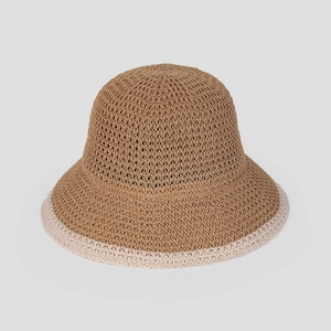 Dettaglio del delicato bordo all'uncinetto sul cappello da sole in paglia da donna