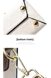 Détail du sac en cuir matelassé crème avec rivets de fond dorés et attaches en D