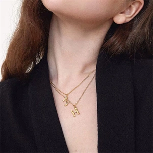 Collier Pendentif Lettre Initiale en Acier Inoxydable 316L Plaqué Or 14K Texture de Bambou Motif de Lave Chaîne de Clavicule Bijoux Femme