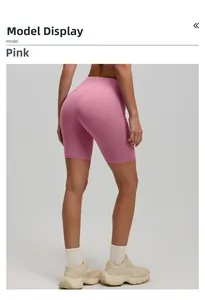 Vue détaillée du short de yoga taille haute rose poudré sur un modèle en séance fitness