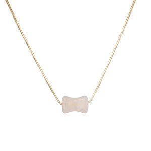 Détail d'un pendentif en quartz rose sur une chaîne vénitienne dorée fond blanc