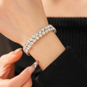 Gros plan du bracelet argenté à double rangée de strass avec fond flou élégant
