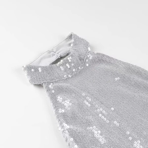 Glitzerndes silbernes rückenfreies Neckholder-Partykleid mit glänzenden Pailletten