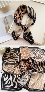 Détail d'un foulard carré en soie avec un motif patchwork léopard et zèbre très élégant