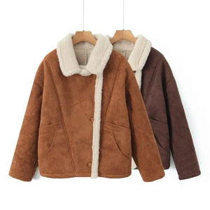Détails de la texture en daim et de la doublure en laine blanche de ces vestes chaudes
