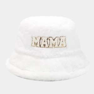 Dettaglio ravvicinato di un cappello pescatore in peluche bianco con ricamo MAMA dorato