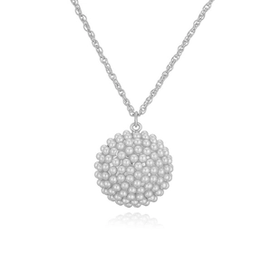 Gros plan d'un pendentif boule argenté sur une fine chaîne à maillons classique