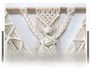 Dettaglio di un arazzo macramè bohémien intrecciato a mano con nodi intricati