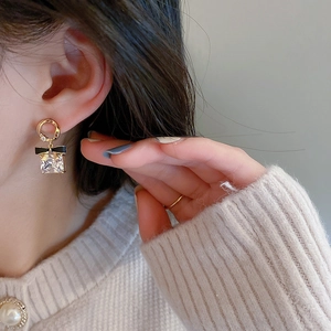 Boucles d'oreilles nœud noir avec zircon carré et placage à l'or pour femmes élégantes