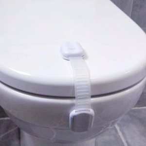 Verstelbaar wit babyveiligheidsslot geïnstalleerd op toiletdeksel voor kinderveiligheid