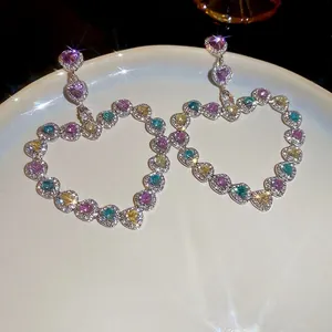 Boucles d'oreilles cœur évidé élégantes avec cristaux colorés et finition argentée