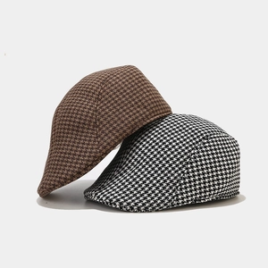 Classico cappello basco da donna con motivo pied de poule in marrone e bianco-nero