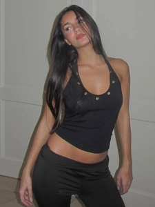 Top a lupetto nero stile street con dettagli di occhielli metallici su una modella
