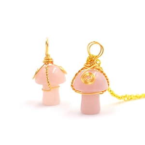 Détail du pendentif champignon en cristal rose fait main avec fil d'or enroulé