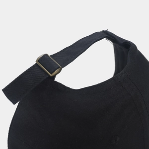 Détail de la sangle de casquette en coton avec boucle de réglage en métal bronzé