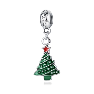 Makroaufnahme von grünem Emaille Weihnachtsbaum Anhänger mit rotem Stern und Silberglanz