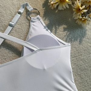 Détail d'un maillot de bain blanc avec bretelles réglables et anneaux métalliques