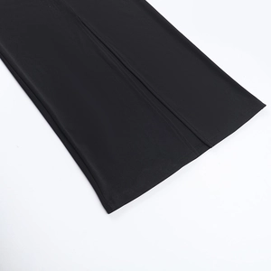 Détail de l'ourlet à double surpiqûre sur la robe de soirée noire à épaules dénudées