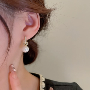 Boucles d'oreilles dorées avec pavé de zircons et perles blanches pour femmes