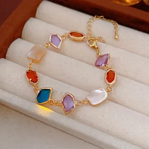 Bracelet vintage avec coquillages carrés et pierres précieuses colorées sur chaîne dorée