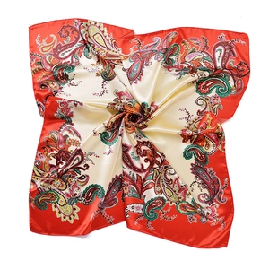 Carré de soie satiné à motif paisley rouge pour femme, texture élégante et style vintage