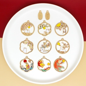 Vue macro de 11 pendentifs en émail de style chinois avec motifs lune et carpe koi dorés