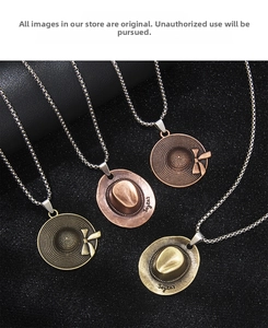 Detaillierte Makroansicht von vier Vintage Metall-Cowboyhut-Anhängern mit Perlenketten