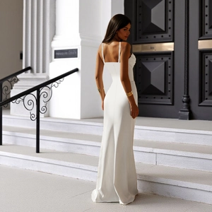 Vue détaillée de l'élégante robe de soirée en satin blanc avec bretelles dos nu