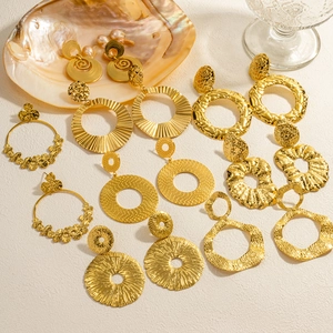 Détail de boucles d'oreilles géométriques en acier titane plaqué or 18 carats sur pierre