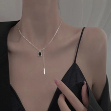 Dettaglio della collana d'argento con pendente rettangolare nero su modella
