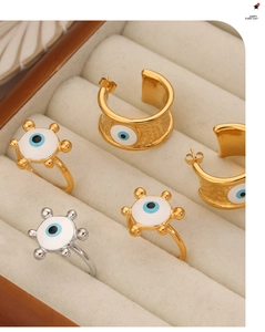 Detailansicht von Emaille Evil Eye Ring und strukturiertem Creolen Set in Schmuckbox