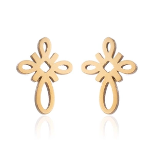 Detailansicht der polierten goldenen China-Knoten-Ohrstecker mit glattem Metall-Finish