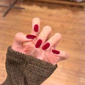 Short oval velvet red press-on nails with wine red flocking texture for winter