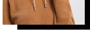 Détail du tissu en maille marron et des cordons de capuche avec embouts métalliques