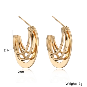 Detailansicht geometrischer Goldohrringe mit Größenangaben von 2,5 cm Höhe und Gewicht