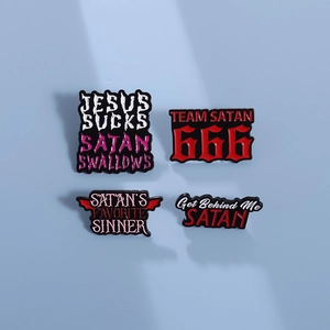 Lot de quatre pin's punk en métal noir et rouge avec lettrage contrasté style satanique