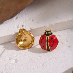 Boucles d'oreilles coccinelle rouge en acier inoxydable avec accents métalliques dorés