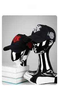 Detail von Mesh-Baseballcaps mit gotischer AM-Stickerei auf metallischen Köpfen