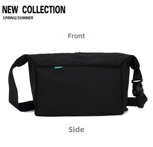 Vista dettagliata di una borsa a tracolla nera in nylon con cinturino regolabile e logo