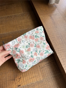 Detail der vintage Baumwoll-Kosmetiktasche mit floralem Muster und einfachem Wunschetikett