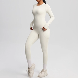 Détail de la poche latérale sur le legging de yoga taille haute blanc crème