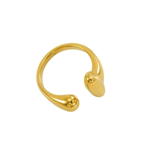 Nahaufnahme eines 18K vergoldeten Edelstahlrings mit flüssigem Tropfendesign