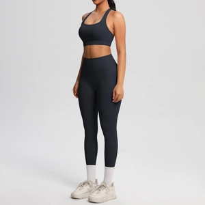 Detalle de mallas de yoga negras de cintura alta y sujetador deportivo en modelo
