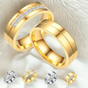 Bagues en acier inoxydable or et argent avec diamants sur fond de fourrure blanche